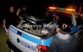 Parte del procedimiento. Inspectores y policía cargaron la moto en una de las camionetas para trasladarla a la comisaría.