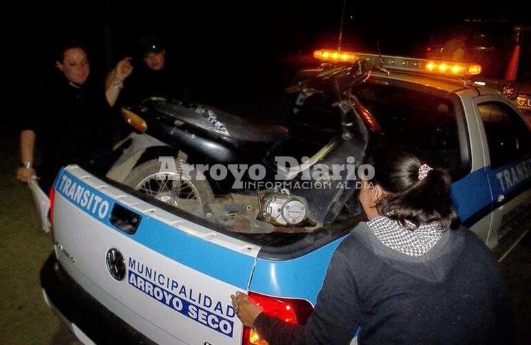 Parte del procedimiento. Inspectores y policía cargaron la moto en una de las camionetas para trasladarla a la comisaría.