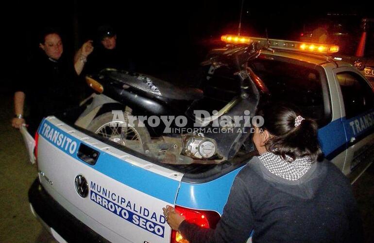 Parte del procedimiento. Inspectores y policía cargaron la moto en una de las camionetas para trasladarla a la comisaría. Parte del procedimiento. Inspectores y policía cargaron la moto en una de las camionetas para trasladarla a la comisaría.