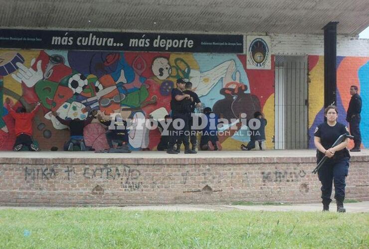 Contra la pared. Los chicos tras ser interceptados por los efectivos en el escenario del Anfiteatro.