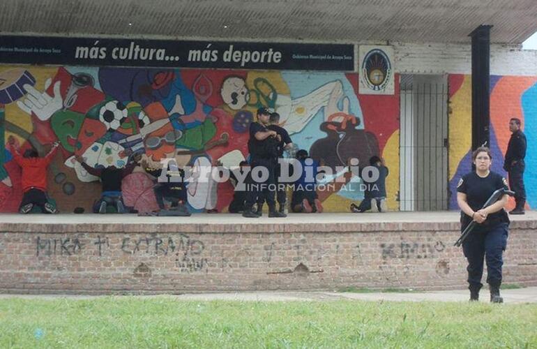 Contra la pared. Los chicos tras ser interceptados por los efectivos en el escenario del Anfiteatro.