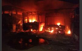 Imagen de Nueve colectivos quemados tras incendio en depósito