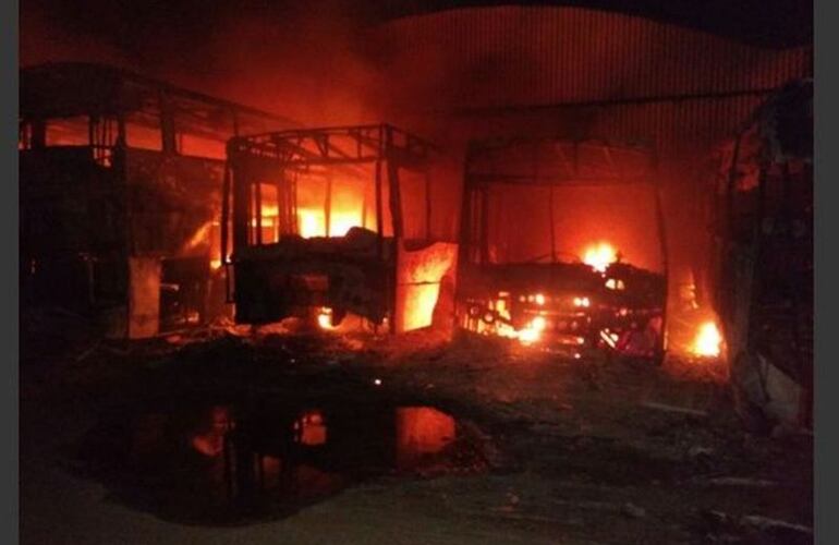 Imagen de Nueve colectivos quemados tras incendio en dep&oacute;sito