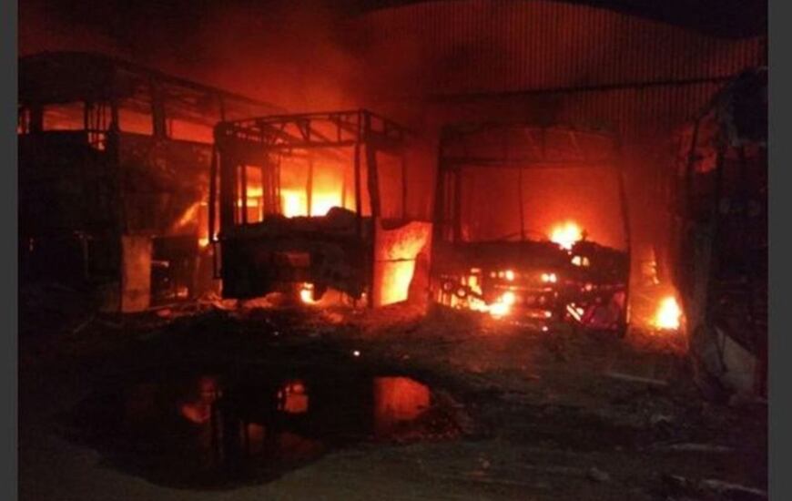 Imagen de Nueve colectivos quemados tras incendio en depósito