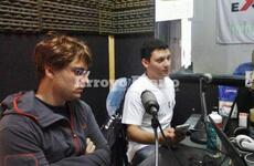 Difusión. Mauro y Gonzalo; dos de los amigos de Gonzalo Grassi, en los estudios de Radio Extremo 106.9 dándole difusión al evento y apelando a la solidaridad de la comunidad.
