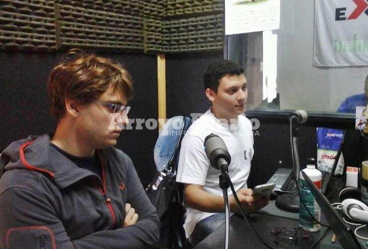 Difusión. Mauro y Gonzalo; dos de los amigos de Gonzalo Grassi, en los estudios de Radio Extremo 106.9 dándole difusión al evento y apelando a la solidaridad de la comunidad.