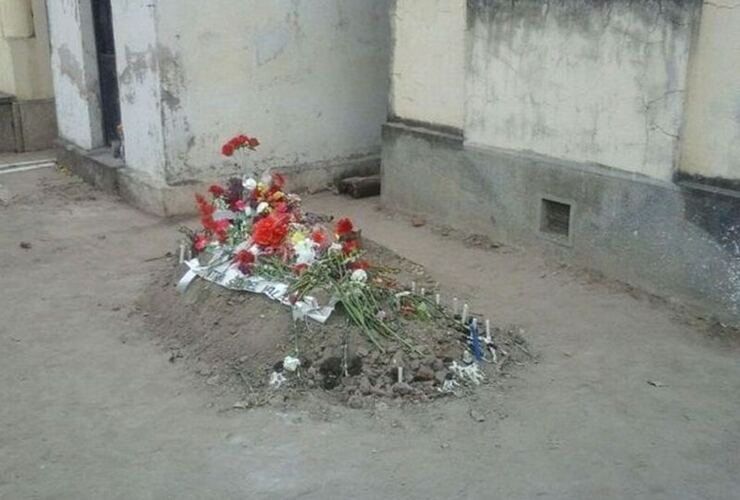 La precaria tumba del cura Juan Viroche. Foto: @SoniaPalavecino