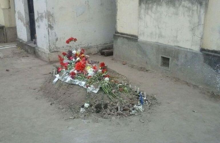 La precaria tumba del cura Juan Viroche. Foto: @SoniaPalavecino
