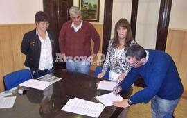 En el despacho de Esper. Los firmantes del convenio llevaron adelante el encuentro en el despacho del intendente.