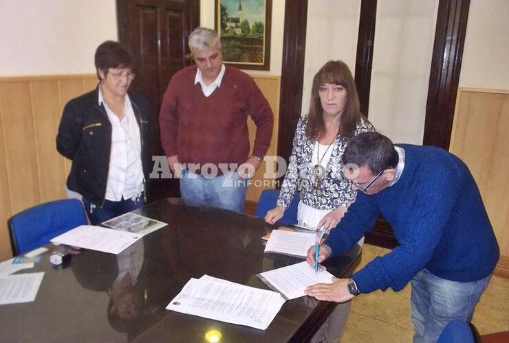 En el despacho de Esper. Los firmantes del convenio llevaron adelante el encuentro en el despacho del intendente.