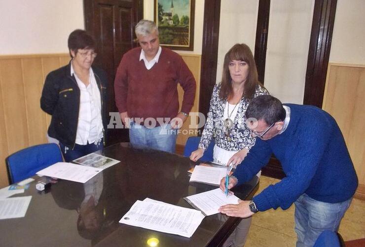 En el despacho de Esper. Los firmantes del convenio llevaron adelante el encuentro en el despacho del intendente.