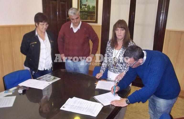 En el despacho de Esper. Los firmantes del convenio llevaron adelante el encuentro en el despacho del intendente.