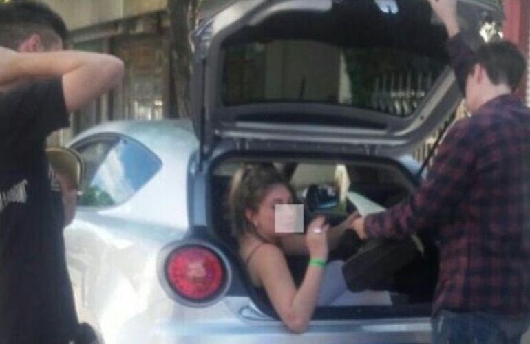 Había diez personas en el interior del auto. Foto: Twitter/@gustavozignago