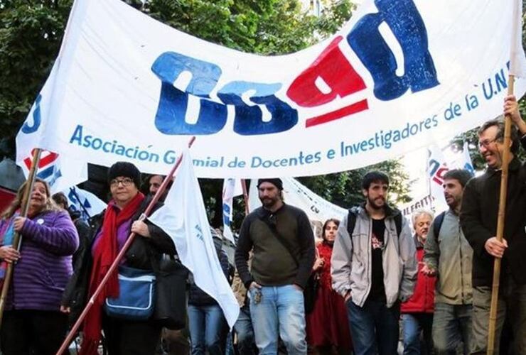 Los docentes de la UNR vienen pidiendo una recomposición salarial. Foto: FB Coad