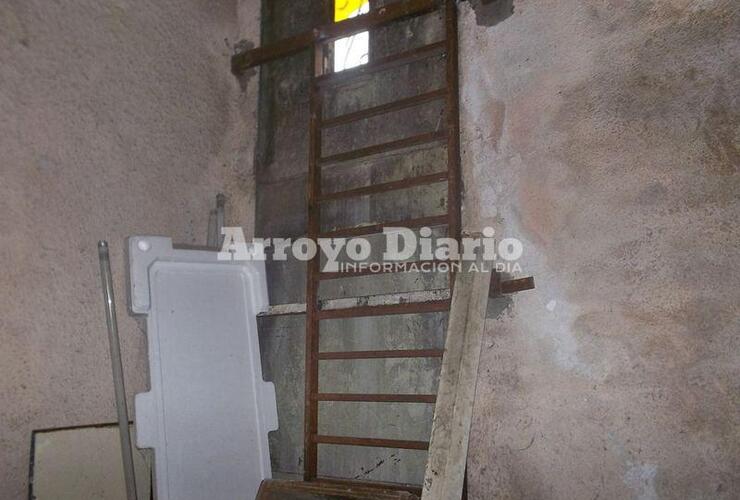 En su lugar. Luego de advertido el hecho y los daños ocasionados, tuvieron que soldar la puerta y repararla en el afán de evitar un nuevo ingreso no deseado.