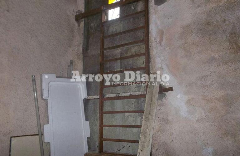 En su lugar. Luego de advertido el hecho y los daños ocasionados, tuvieron que soldar la puerta y repararla en el afán de evitar un nuevo ingreso no deseado.