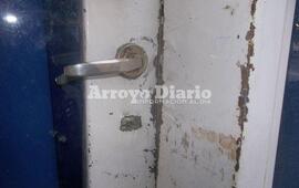 Manchas de sangre. La v&iacute;ctima de los da&ntilde;os presume que uno de los autores del hecho se lastim&oacute; al intentar violentar la puerta o tras romper el cristal de la misma ya que se evidenciaba una mancha de sangre.