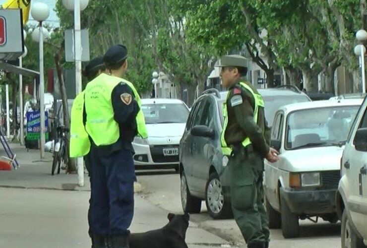 Se suma a los caminantes. Gendarmería dispuso desde hoy personal de su propia fuerza para el patrullaje pedestre en la ciudad y para colaboración en operativos. Foto. Canal 2