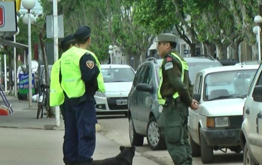 Se suma a los caminantes. Gendarmería dispuso desde hoy personal de su propia fuerza para el patrullaje pedestre en la ciudad y para colaboración en operativos. Foto. Canal 2