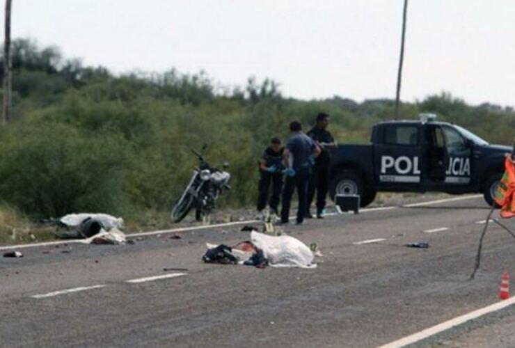 Imagen de Se acostaron a dormir a la vera de la ruta, los atropelló un auto y murieron