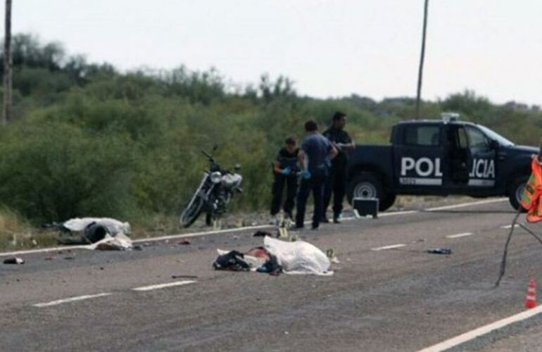 Imagen de Se acostaron a dormir a la vera de la ruta, los atropelló un auto y murieron