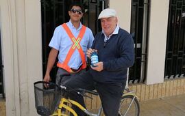 Imagen de Intendente va a trabajar en bici y premia a quienes lo imitan