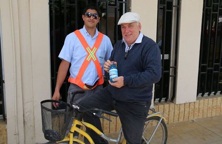 Imagen de Intendente va a trabajar en bici y premia a quienes lo imitan