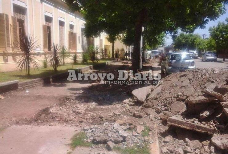 Sobre el edificio escolar. La Escuela N° 73 está situada en la intersección de Moreno y Mitre.