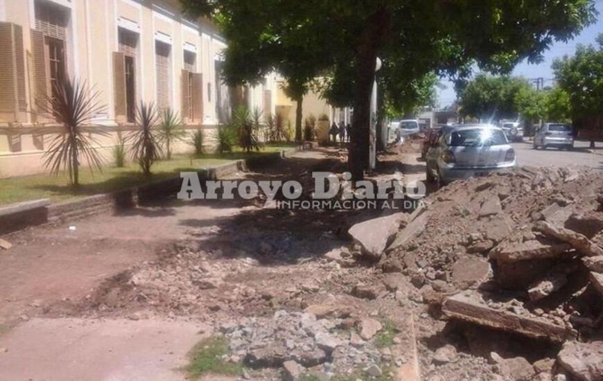 Sobre el edificio escolar. La Escuela N° 73 está situada en la intersección de Moreno y Mitre.
