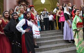 Esta noche. La esperada cita arranca desde las 21 con el acto oficial y despu&eacute;s la habitual ronda de shows musicales en el escenario.