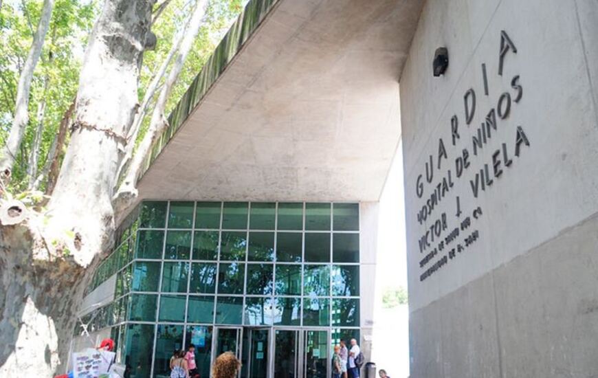 La chiquita tuvo que ser hospitalizada en el Hospital de Niños Víctor J. Vilela.