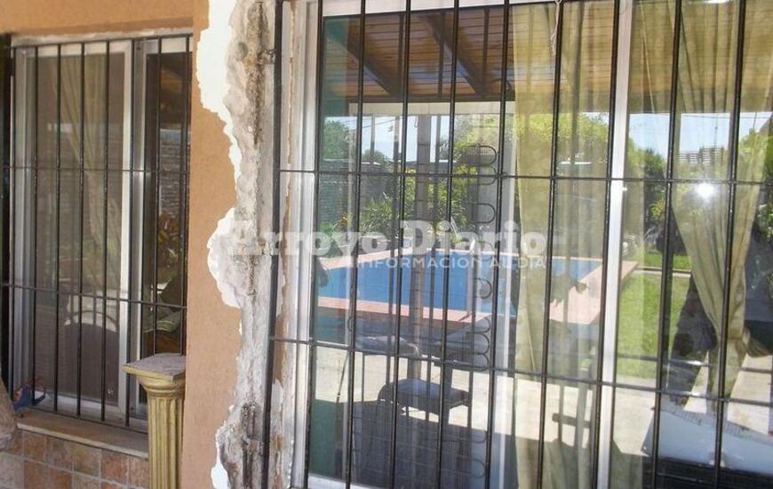 Parte del "trabajo" de los delincuentes. Arrancaron las rejas y destrozaron sensores para desactivar la alarma de seguridad.