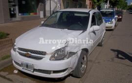 Uno de los rodados del accidente. El corsa que fue partícipe también del choque en San Martín y General López.