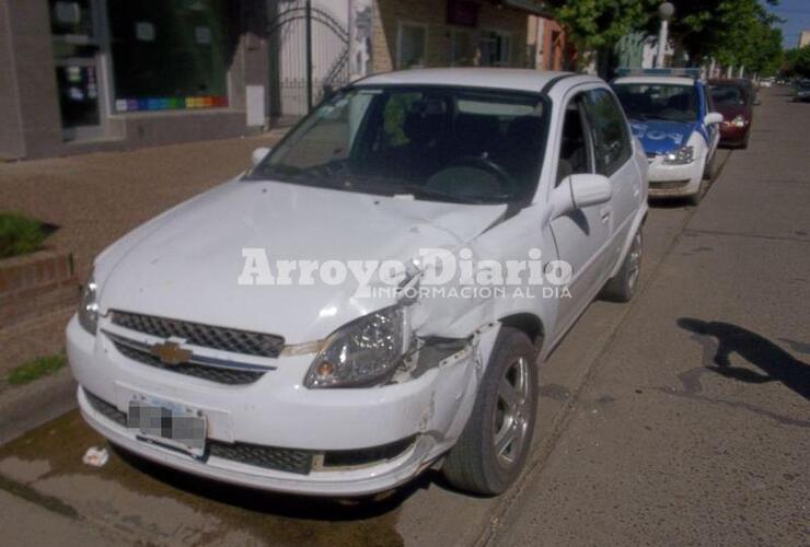 Uno de los rodados del accidente. El corsa que fue partícipe también del choque en San Martín y General López.