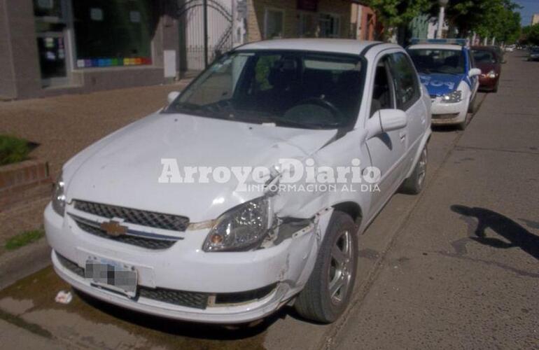 Uno de los rodados del accidente. El corsa que fue partícipe también del choque en San Martín y General López.