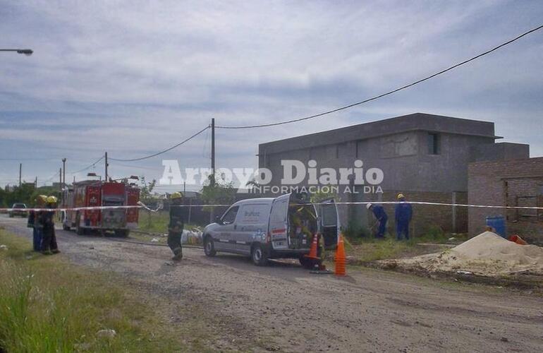 En el lugar. Bomberos y la cuadrilla de la empresa privada trabajando tras el evento.