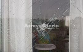Dañaron el blindex. Esta familia sufrió tres hechos de inseguridad, en uno de ellos los ladrones les dañaron uno de los vidrios de una puerta balcón.