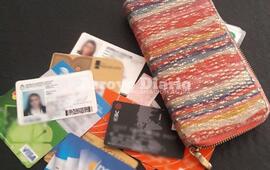 De vuelta en sus manos. Finalmente y para tranquilidad de la joven, le devolvieron su billetera.