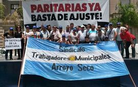 Frente a la Casa Gris. Los municipales de Arroyo Seco participaron de la manifestación en la capital provincial.