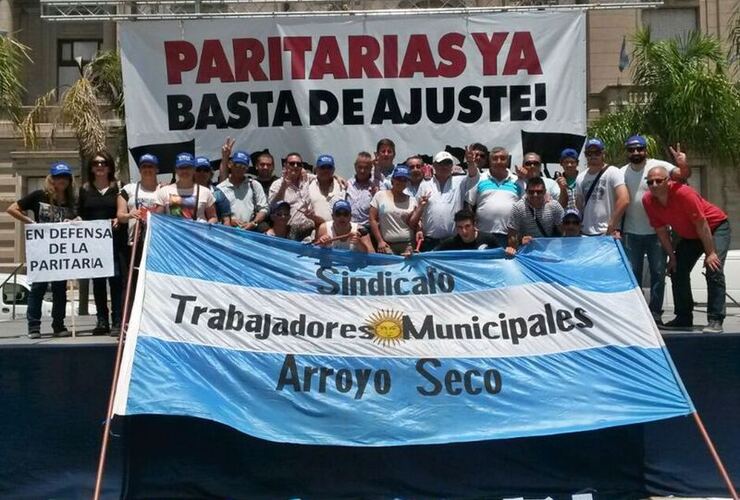 Frente a la Casa Gris. Los municipales de Arroyo Seco participaron de la manifestación en la capital provincial.