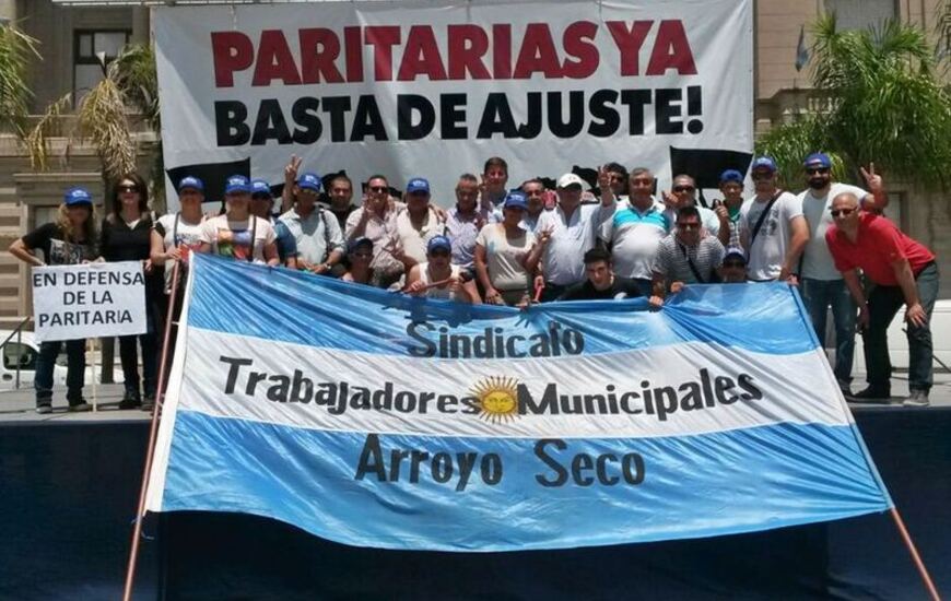 Frente a la Casa Gris. Los municipales de Arroyo Seco participaron de la manifestaci&oacute;n en la capital provincial.