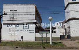 El edificio. Cáritas Arroyo Seco funciona en Gálvez 881. Foto: Archivo AD