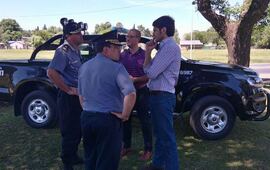 En persona. El ministro quiso hacer la entrega de forma oficial y personal a las autoridades de Pueblo Esther. Foto: Gentileza Maximiliano Pascual