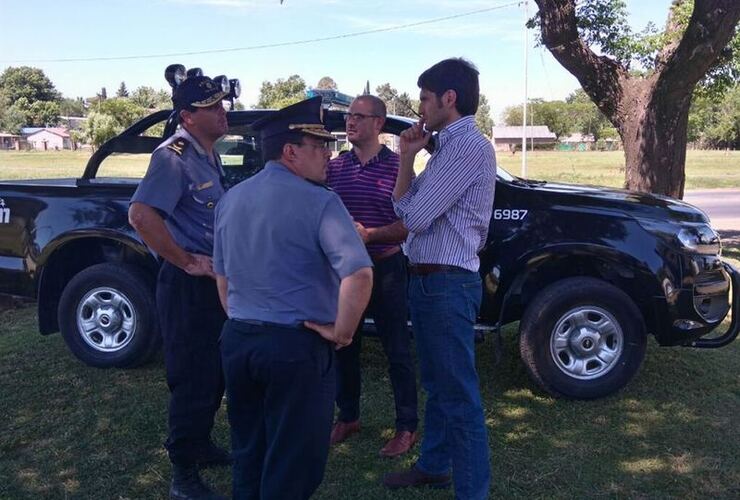 En persona. El ministro quiso hacer la entrega de forma oficial y personal a las autoridades de Pueblo Esther. Foto: Gentileza Maximiliano Pascual