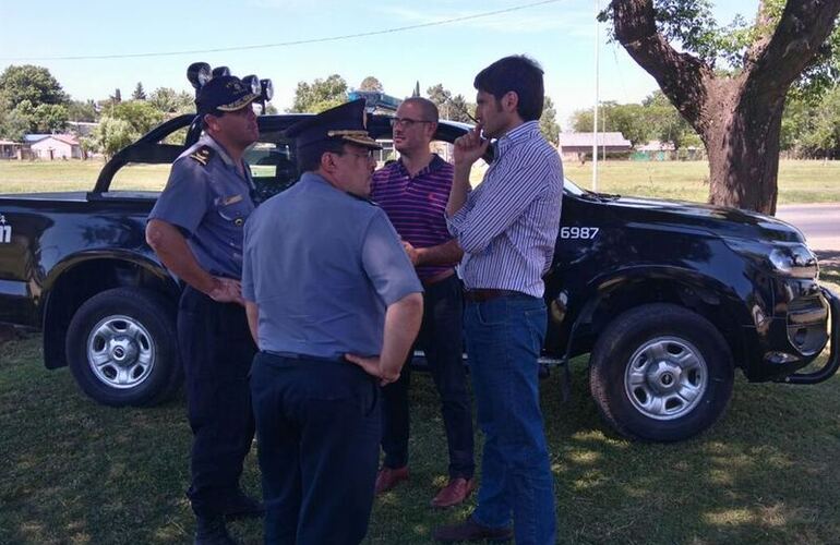 En persona. El ministro quiso hacer la entrega de forma oficial y personal a las autoridades de Pueblo Esther. Foto: Gentileza Maximiliano Pascual