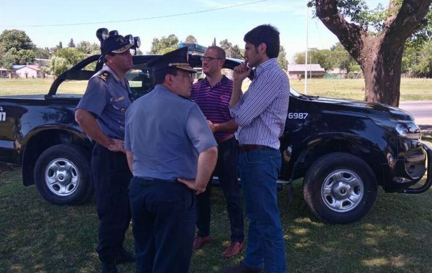 En persona. El ministro quiso hacer la entrega de forma oficial y personal a las autoridades de Pueblo Esther. Foto: Gentileza Maximiliano Pascual