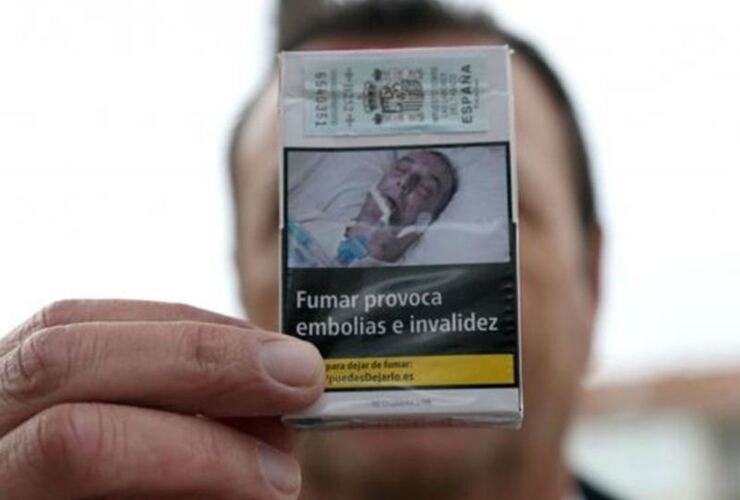 Imagen de Se operó de la espalda, pero usaron una foto suya para advertir sobre los peligros de fumar