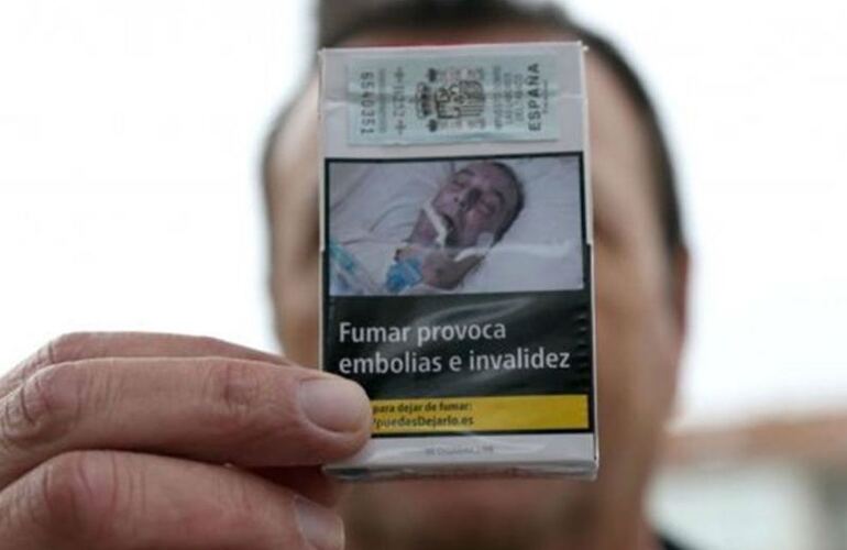 Imagen de Se oper&oacute; de la espalda, pero usaron una foto suya para advertir sobre los peligros de fumar