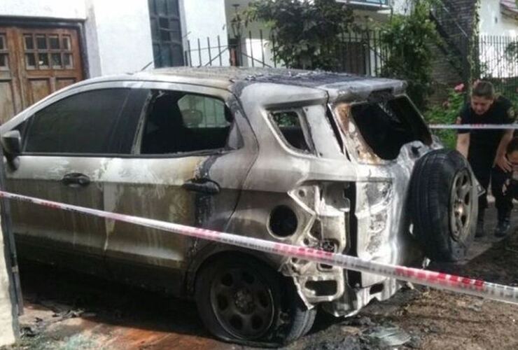 Así quedó el auto de la periodista. Foto: @HBruscaglia