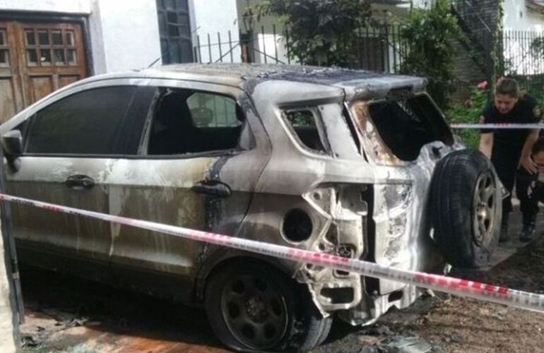 Así quedó el auto de la periodista. Foto: @HBruscaglia